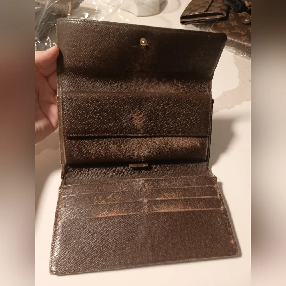 Authentic Louis Vuitton Damier Sarah Longwallet